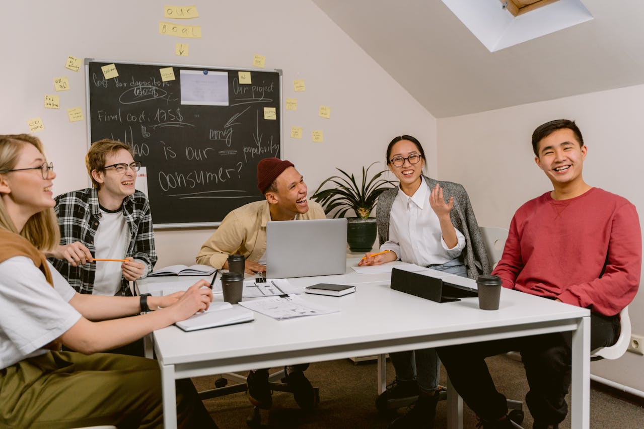 Teilnehmer bei komfortabler Finanzweiterbildung von einem Home-Office aus